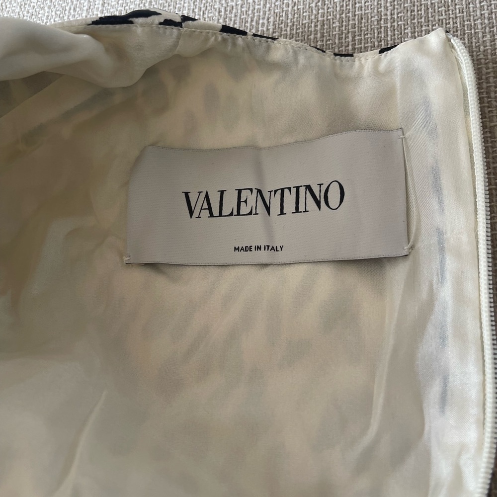 Valentino. Elegant summer dress with an elegant belt. New